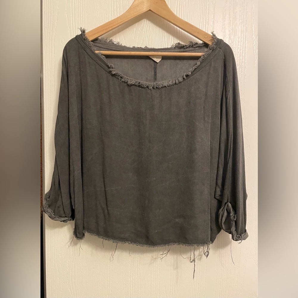 Emory Park women’s distressed gray top with cropped sleeves